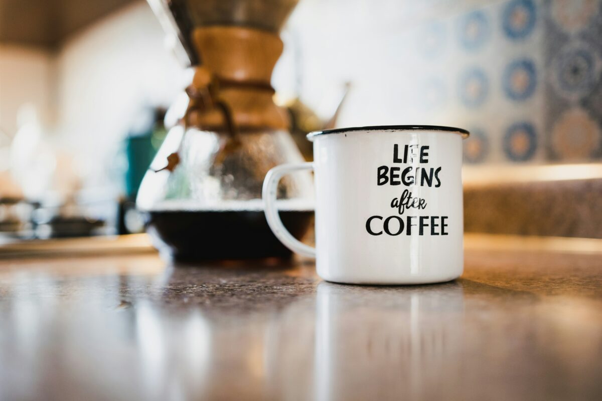 Café et brossage : tasse de café du matin