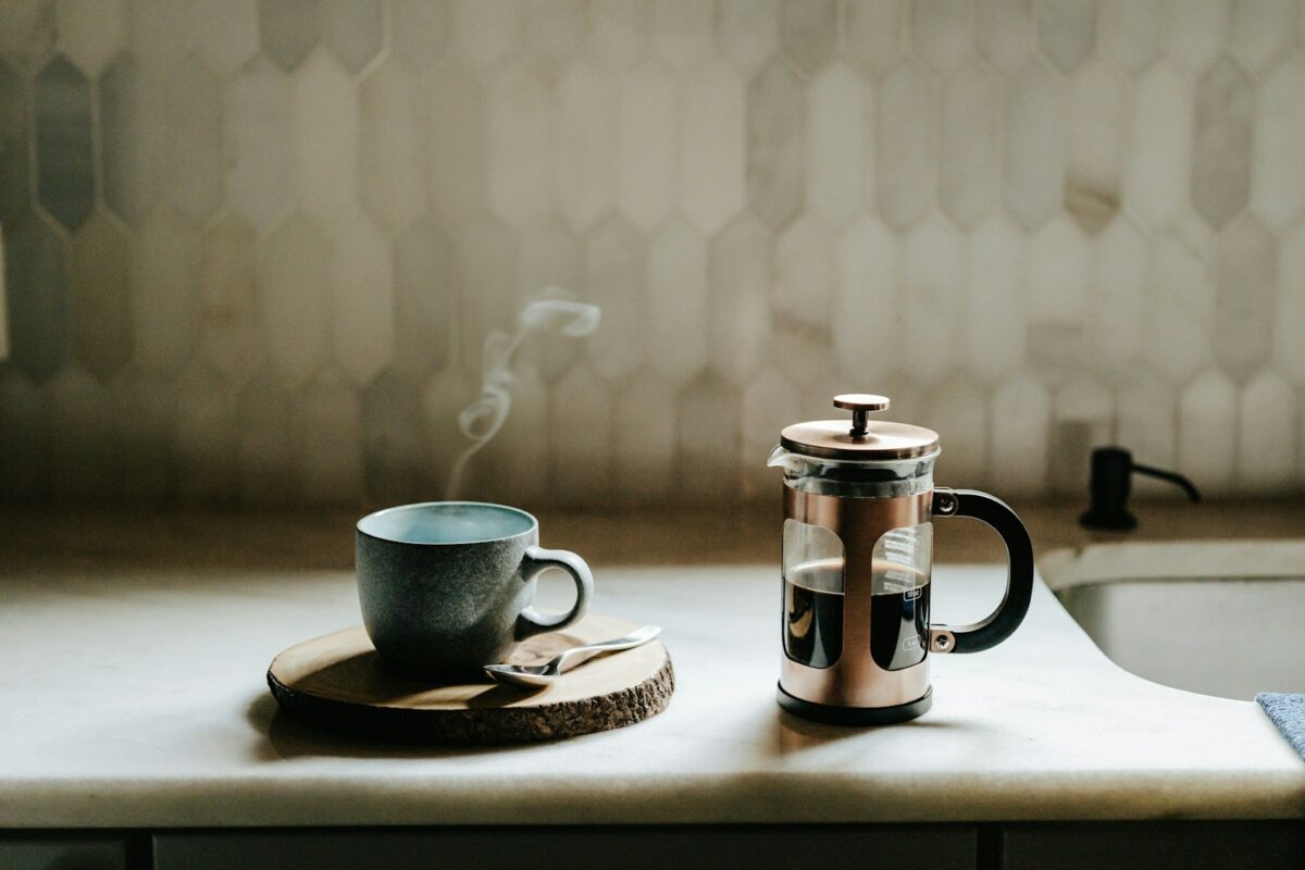 Tasse de café préparé dans une cuisine, pour un café sans déchet