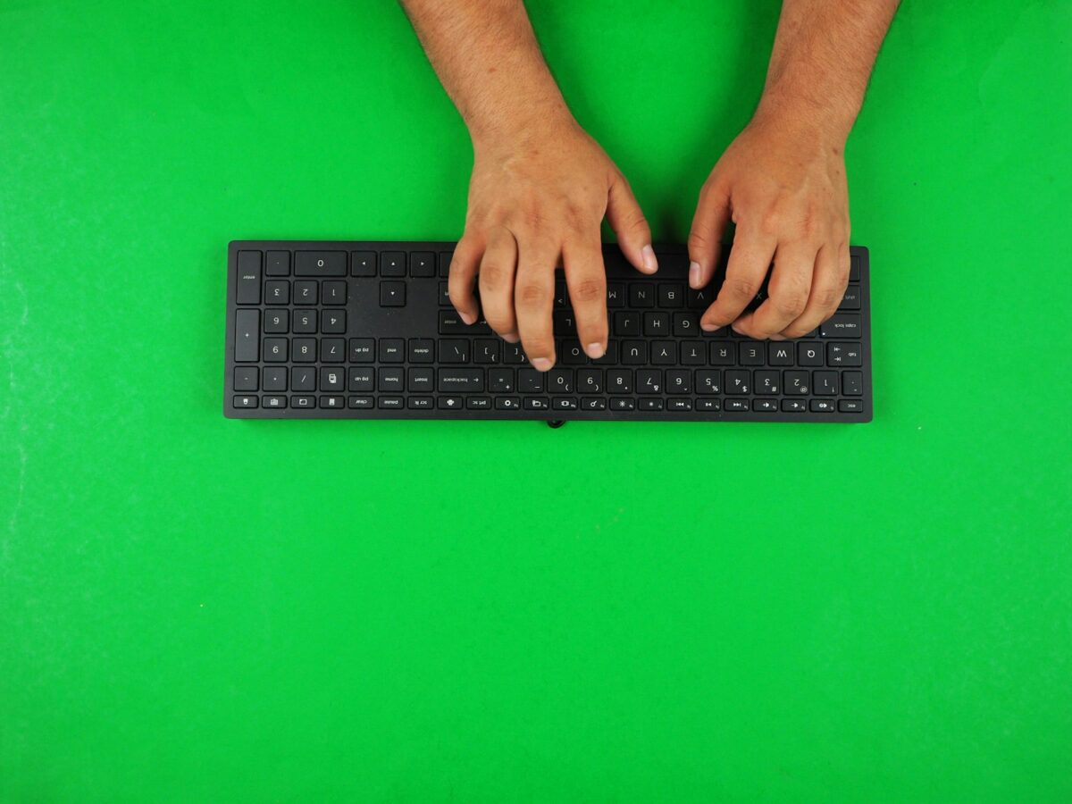 Canal carpien : mains sur un clavier, posture du poignet au travail