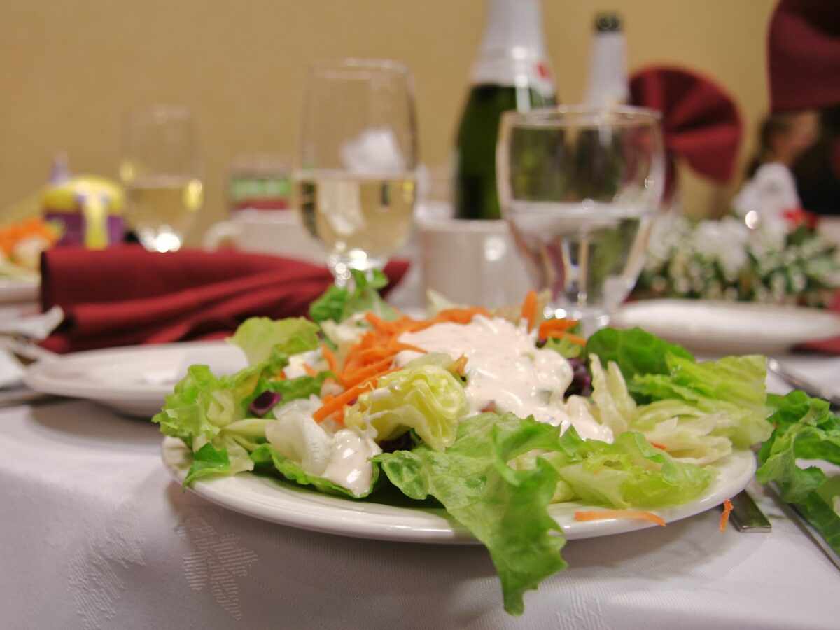 Carottes cuites et crues dans une assiette de salade