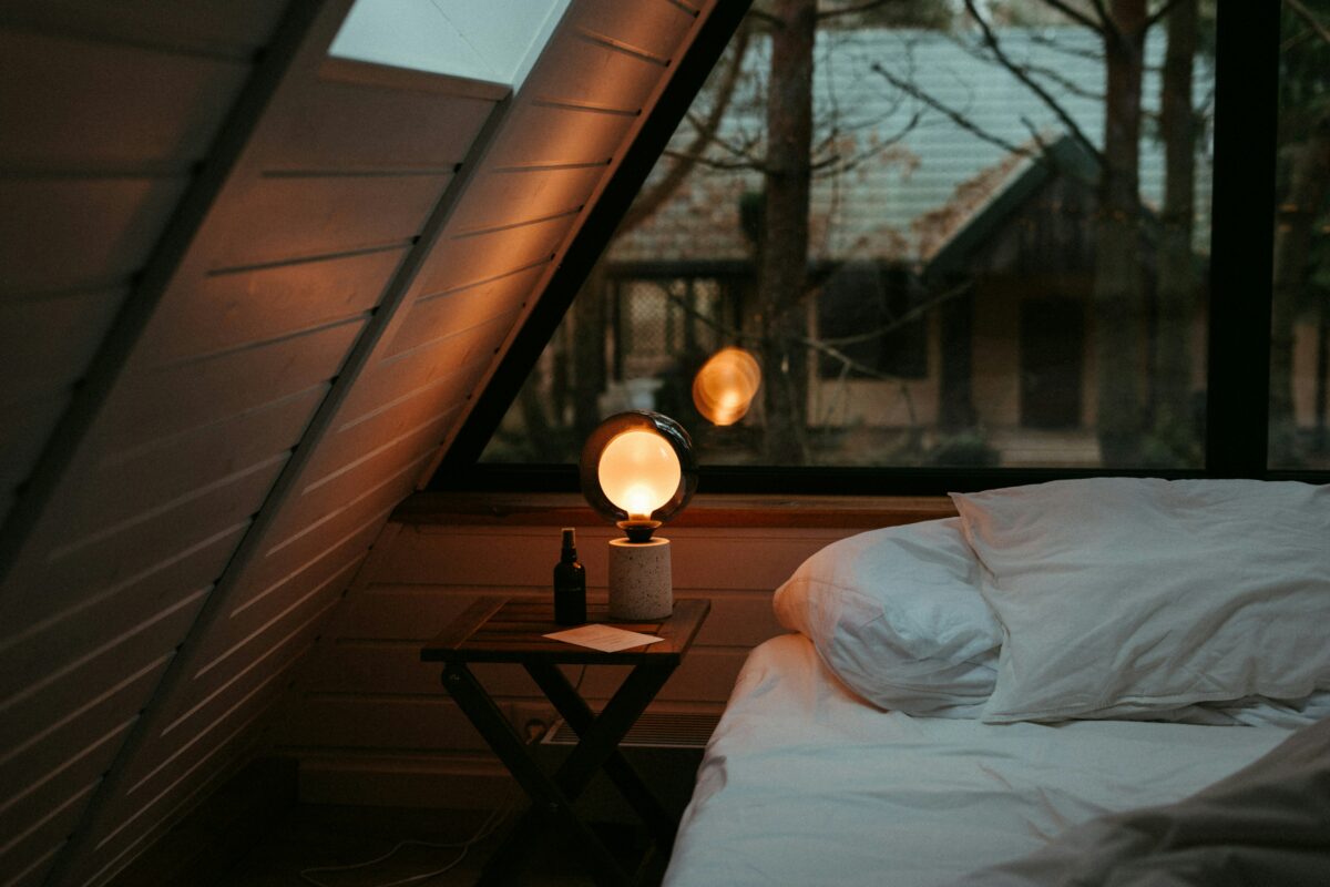 Chambre fraîche et lumineuse avec un lit sous une fenêtre, pour mieux dormir