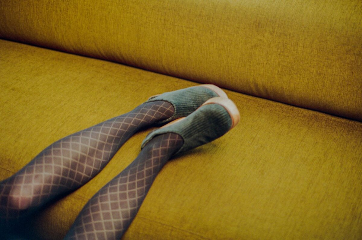 Jambes au repos en fin de journée, geste simple contre les chevilles gonflées
