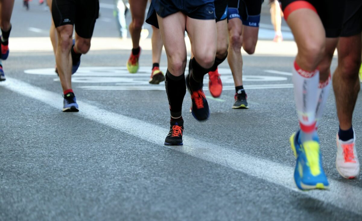Chaussures de running : coureurs sur une route goudronnée en journée
