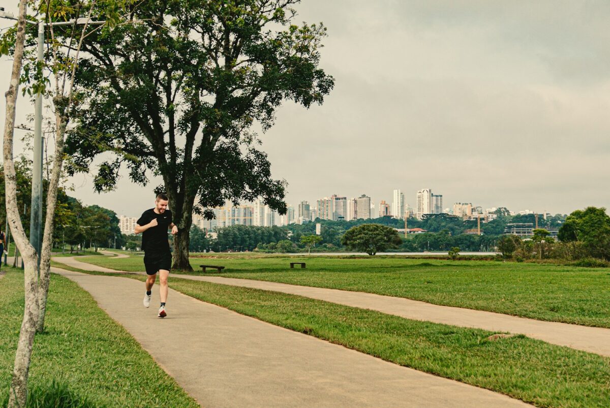 Courir par le nez : un coureur à allure tranquille sur un chemin de parc