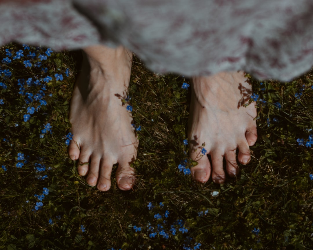 Entraînement pieds nus sur l'herbe pour renforcer la voûte plantaire