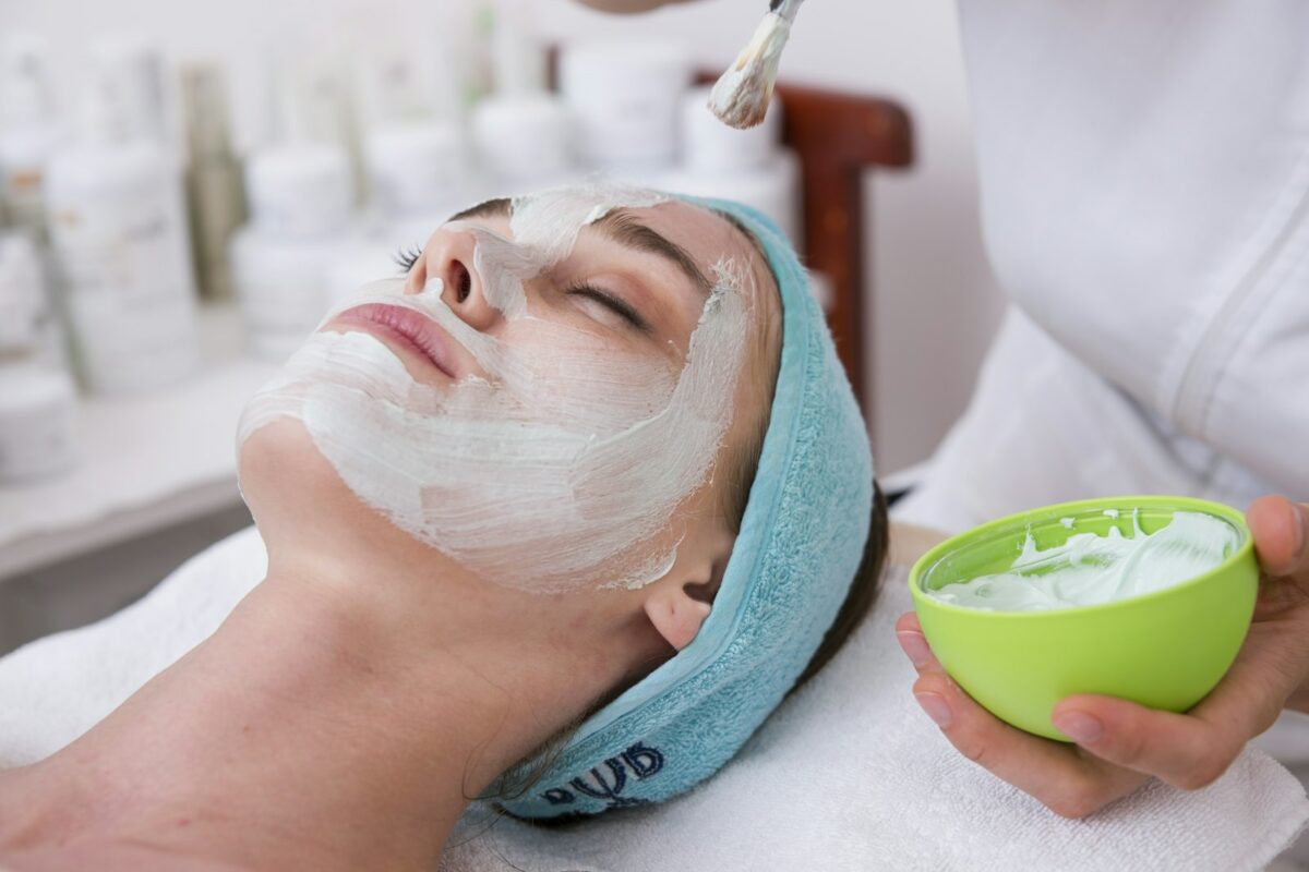 Exfoliation enzymatique : soin visage doux pour peau sensible