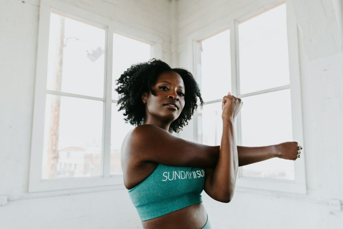 Femme qui étire les bras, exercice de face pull pour les épaules