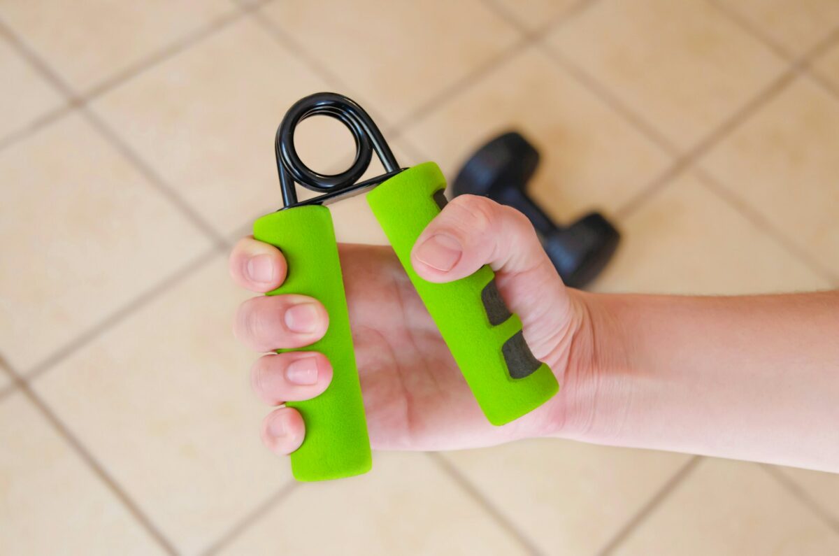Pince de préhension verte et noire pour travailler la force de préhension