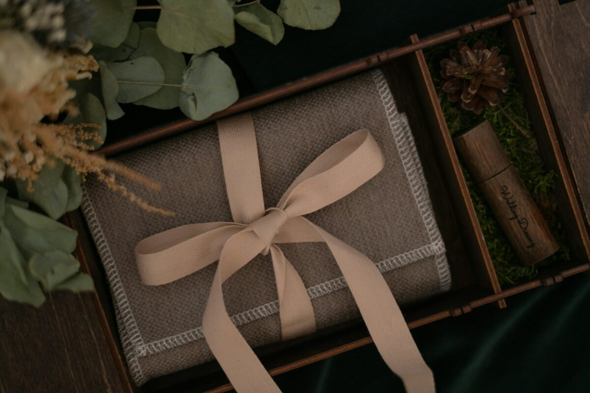 Cadeau emballé façon furoshiki, avec un tissu noué et de la ficelle