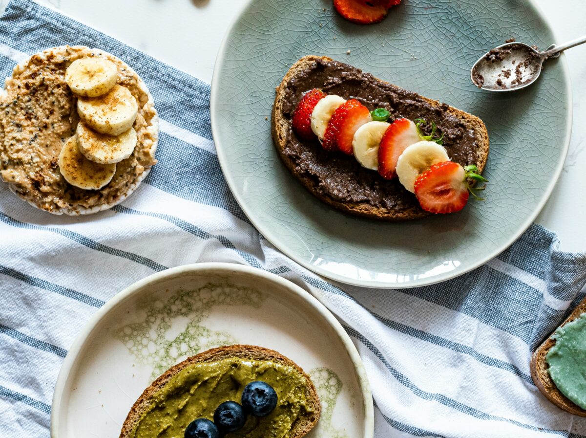 Galettes de riz et collation équilibrée avec fruits et purée d'oléagineux