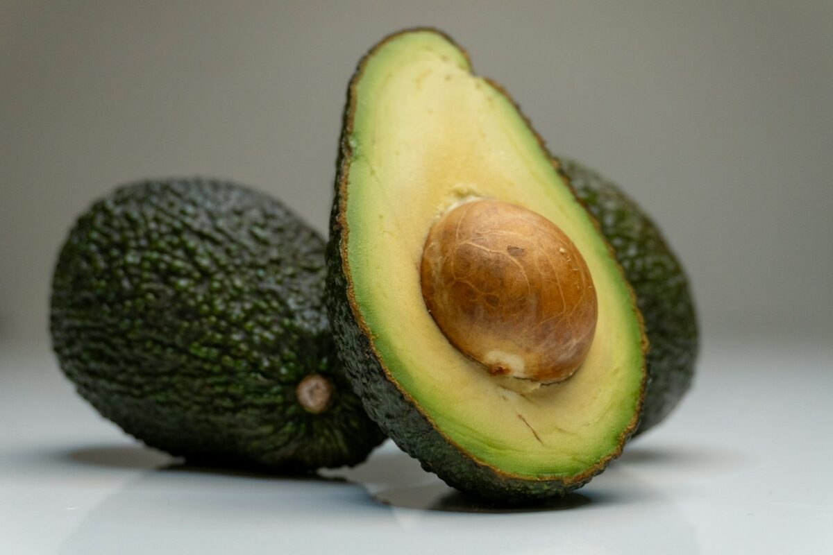 Huile d'avocat : un avocat coupé en deux sur une table