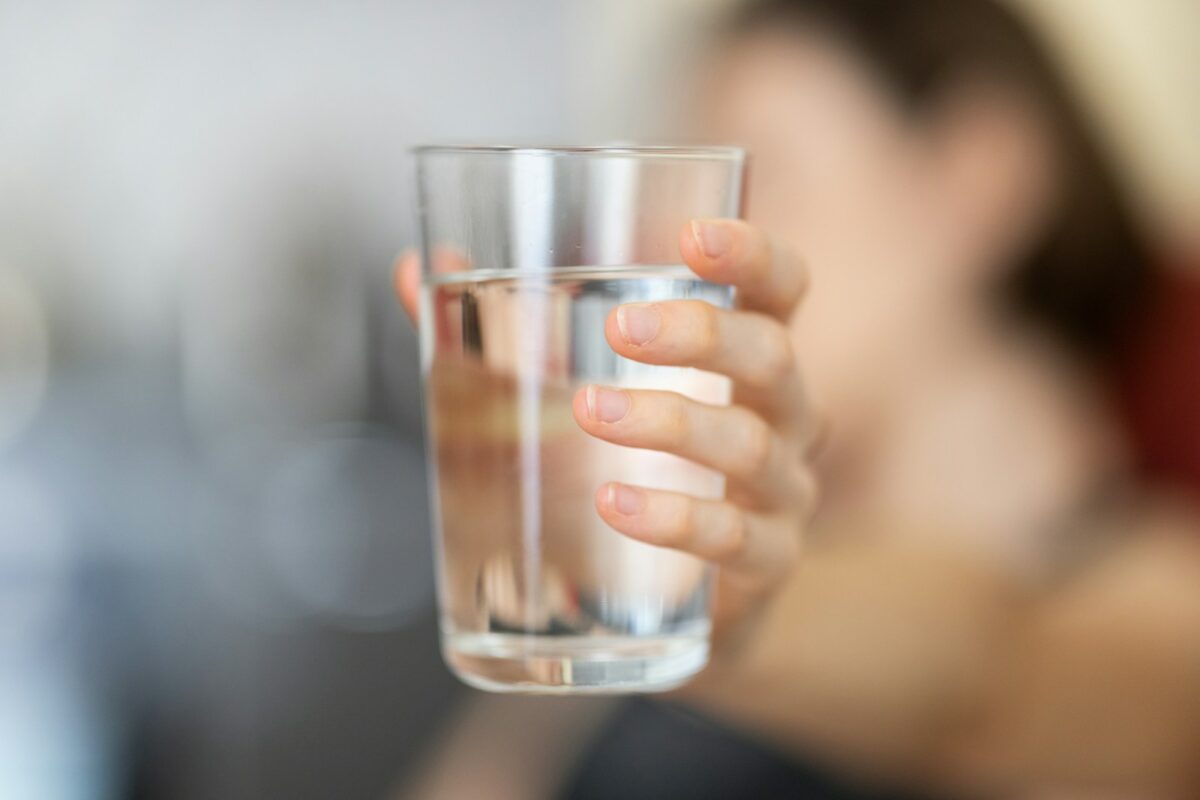 Infections urinaires à répétition : verre d’eau fraîche pour s’hydrater