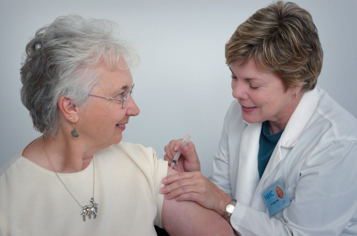 Vaccin contre le zona : injection intramusculaire dans l'épaule par une infirmière