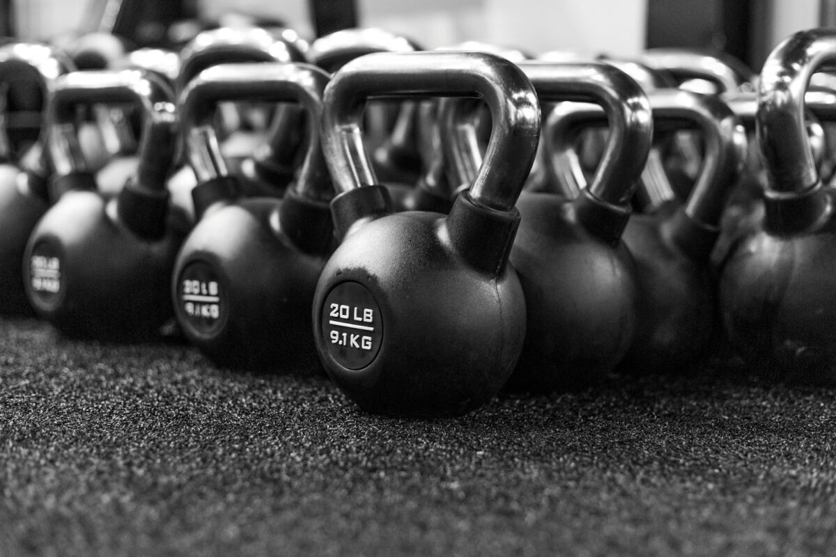 Kettlebell swing : rangée de kettlebells alignées dans une salle de sport