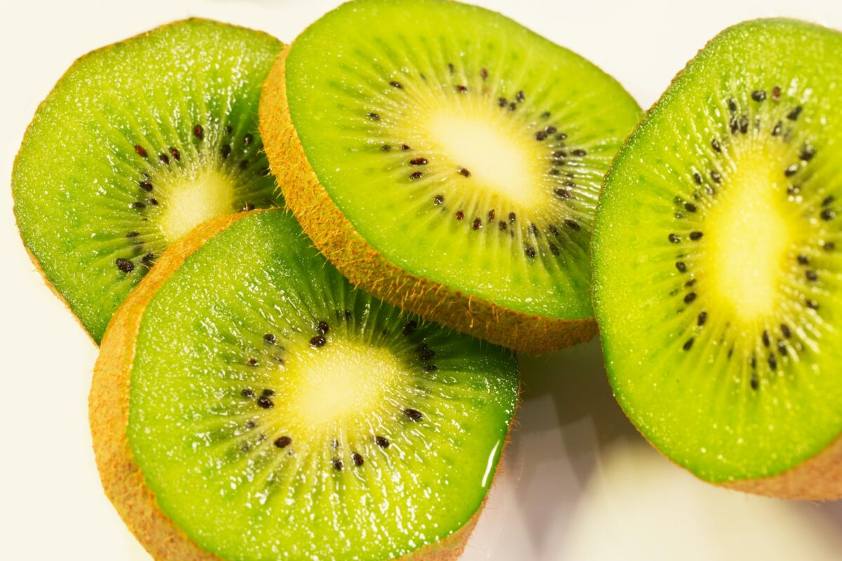 Kiwi le soir : kiwis frais coupés en tranches