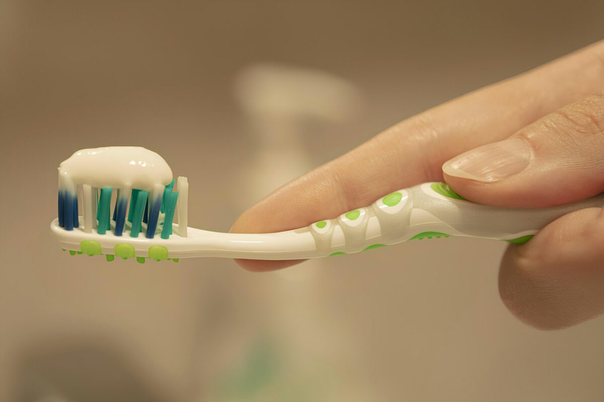 Langue blanche au réveil : brossage des dents et hygiène de la langue