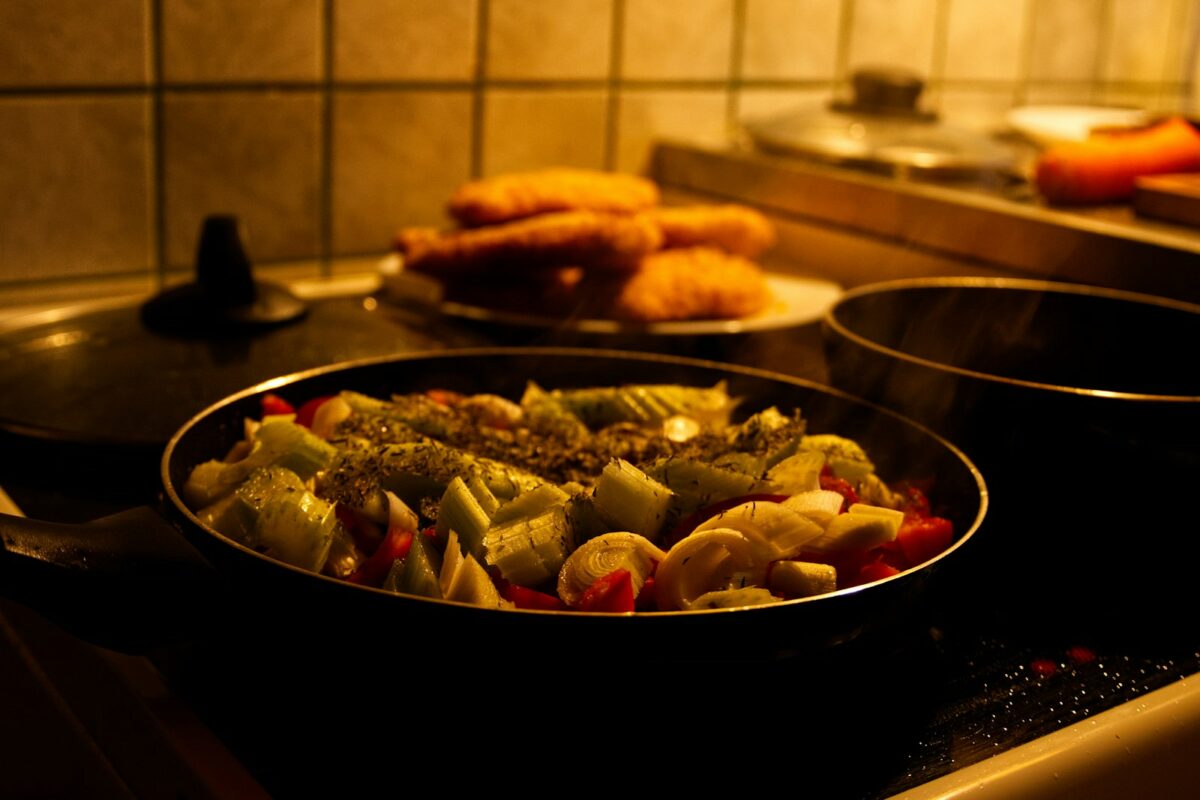 Légumes crus ou cuits préparés dans une poêle, illustrant la cuisson des légumes