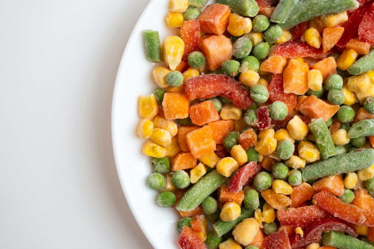 Légumes surgelés ou frais : un mélange de légumes dans une assiette