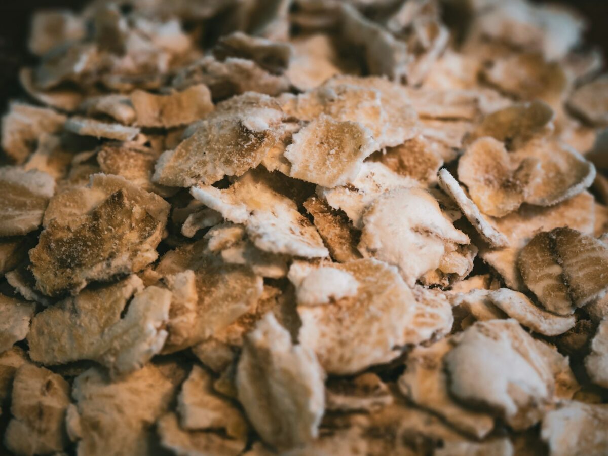 Flocons de céréales en gros plan, illustration pour un article sur la levure de bière