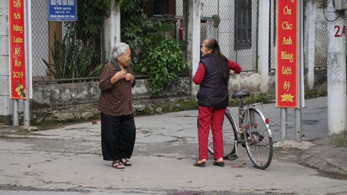 Liens faibles : deux femmes qui discutent dans la rue