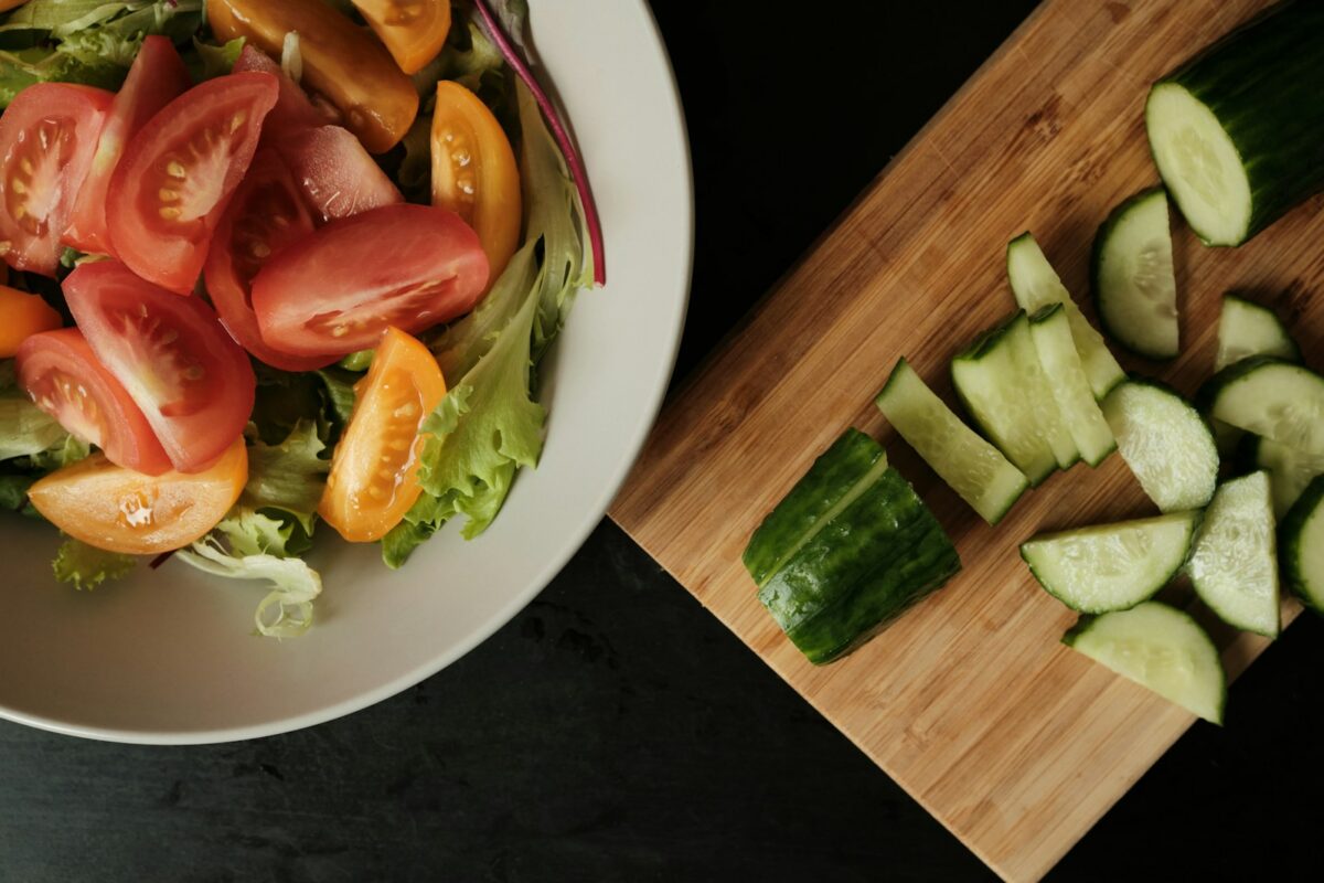 Saladier de crudités pour manger la salade en premier