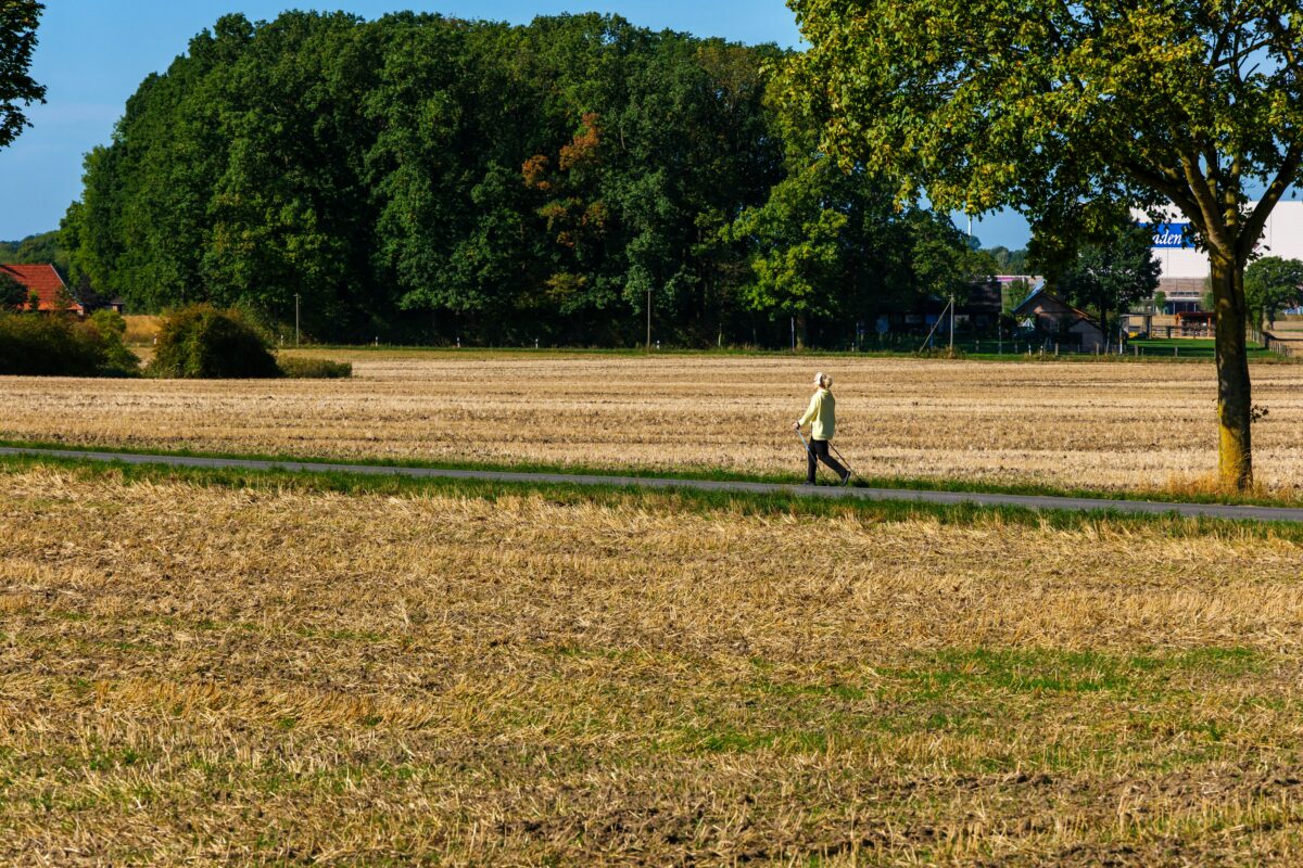 Marche nordique en extérieur avec bâtons sur un chemin