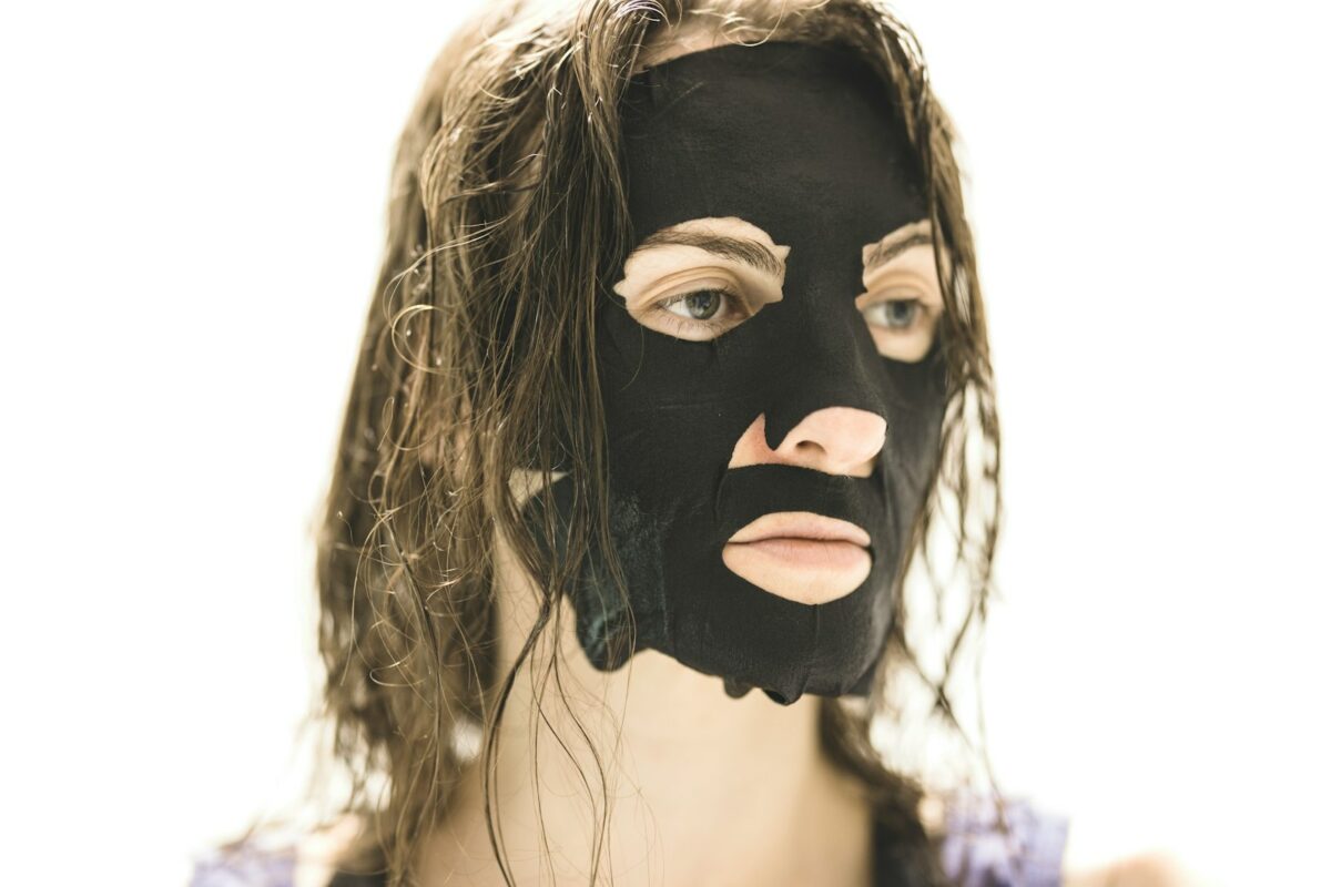 Masque au charbon actif : soin du visage pour peau grasse et pores bouchés