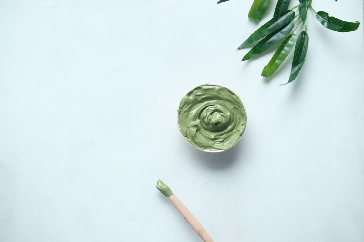 Masque au kéfir : bol en céramique verte pour un soin du visage maison