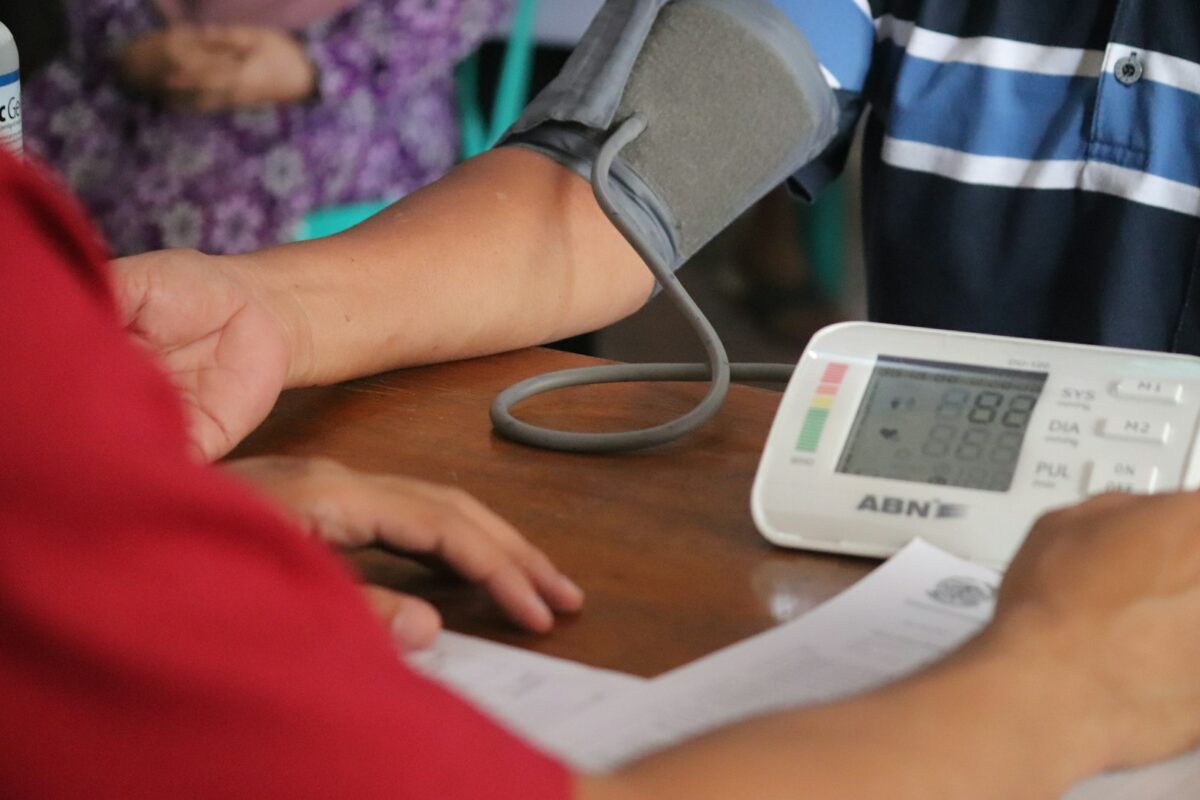 Hypertension masquée : personne qui mesure sa tension à la maison avec un tensiomètre à brassard