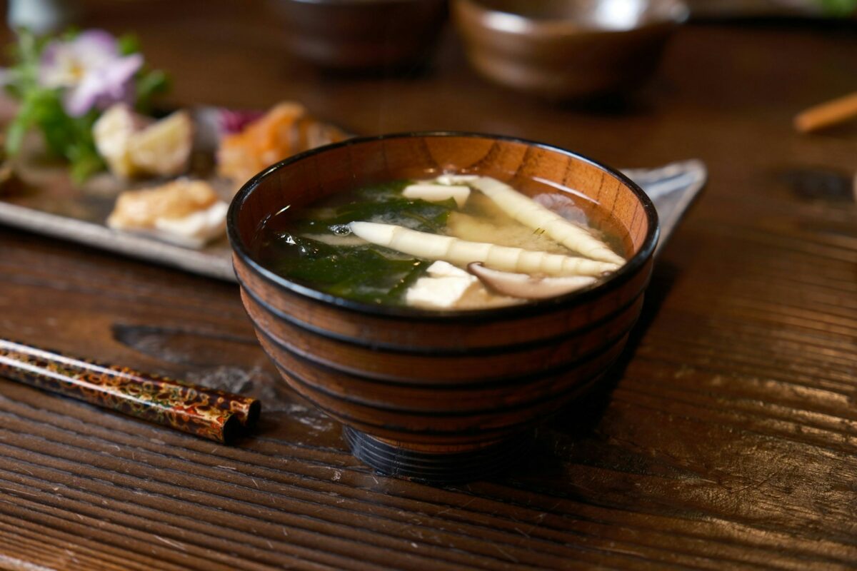 Bol de miso brun, soupe fermentée posée sur une table en bois