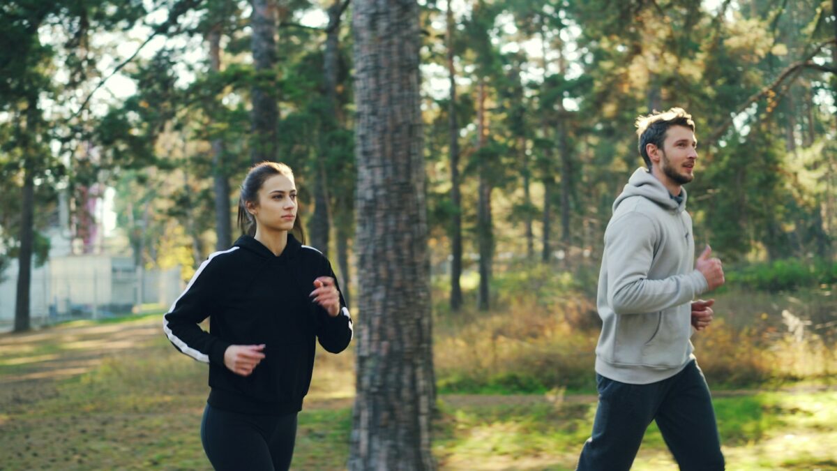Joggeurs dans un parc, entraînement des muscles inspiratoires et du souffle