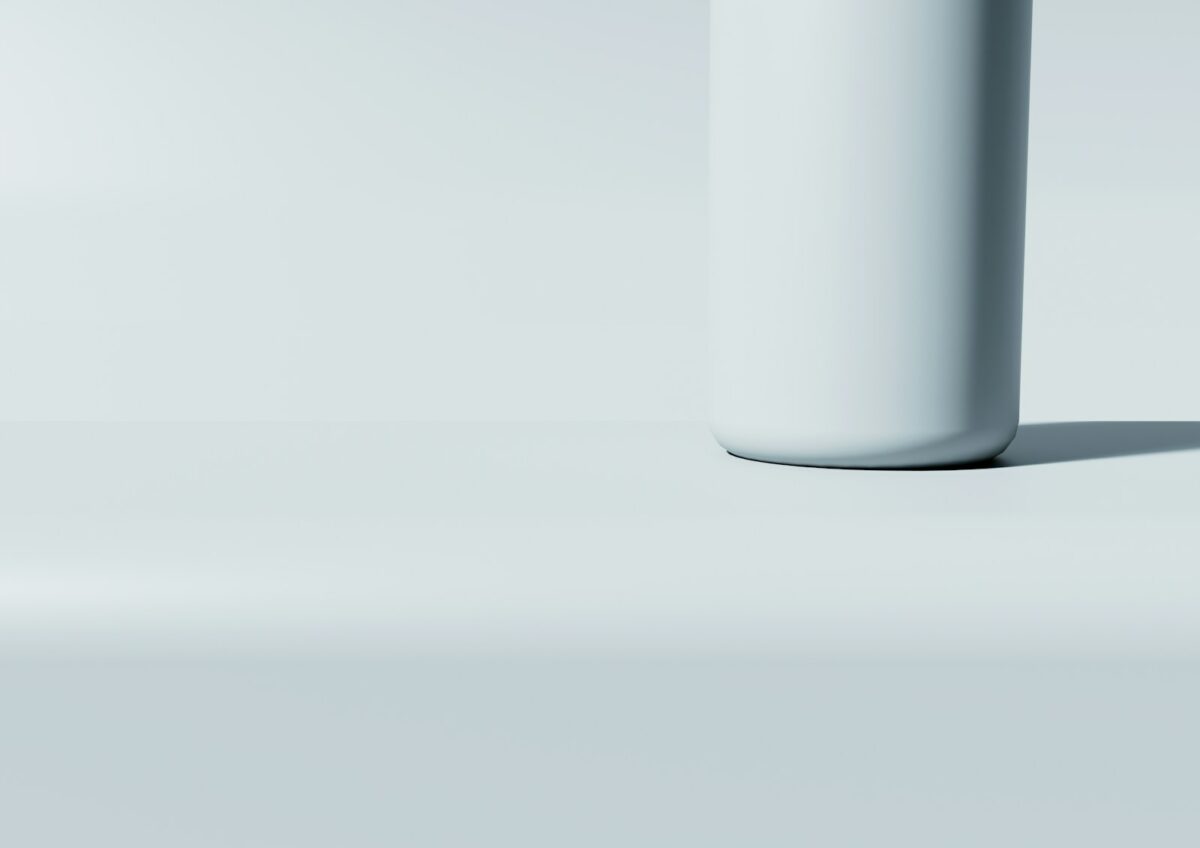 Flacon de soin blanc sur fond neutre, niacinamide et soin de la peau
