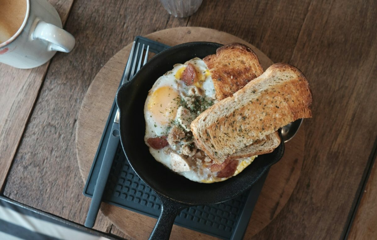 Œufs et cholestérol : plat d'œufs et toast pour illustrer l'article