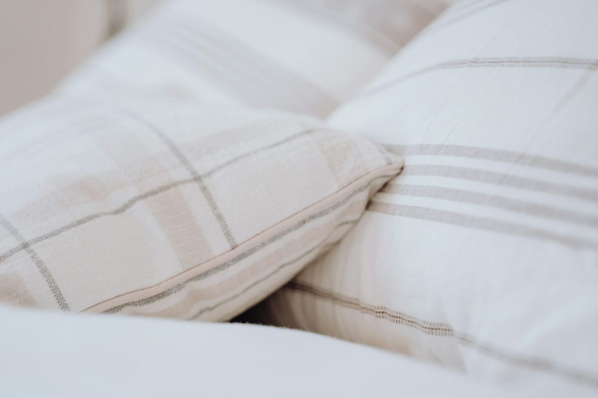 Oreiller blanc sur un lit, ambiance calme pour la lavande et le sommeil