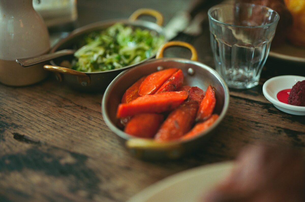 Patate douce et pomme de terre cuisinées dans une assiette