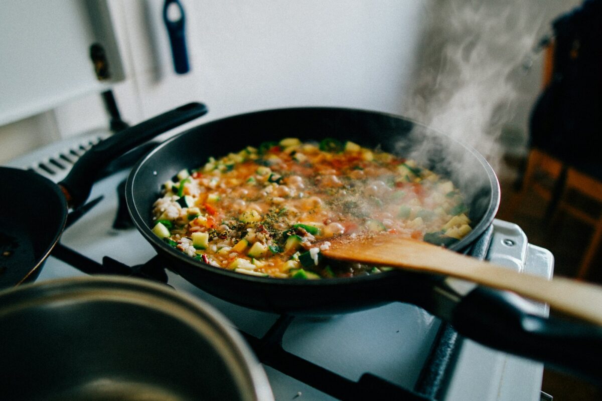Poêle sur le feu en cuisine, poêle antiadhésive rayée à surveiller