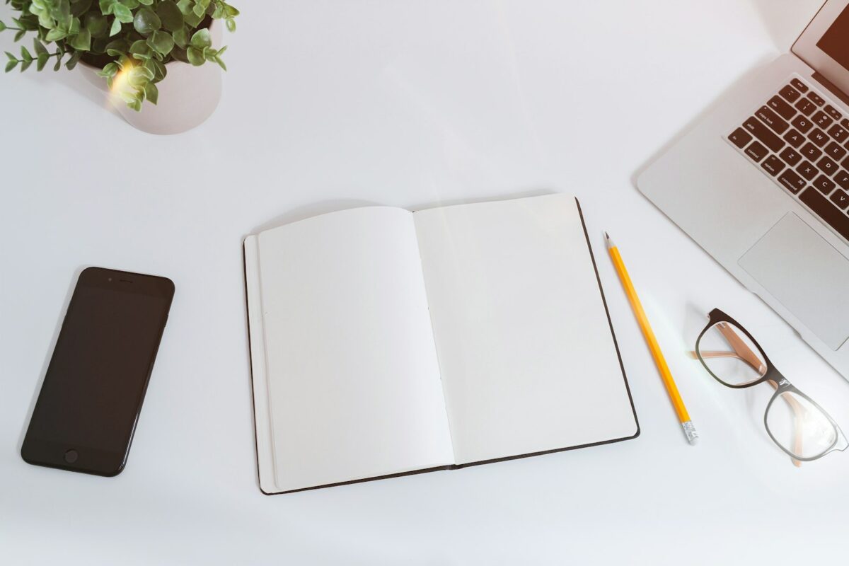 Bureau avec carnet et téléphone pour organiser un pomodoro 50-10
