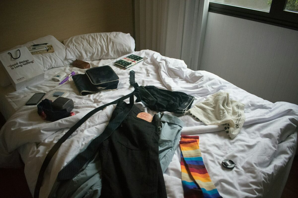 Chambre calme et lit fait, symbole de la tenue préparée la veille pour un matin serein