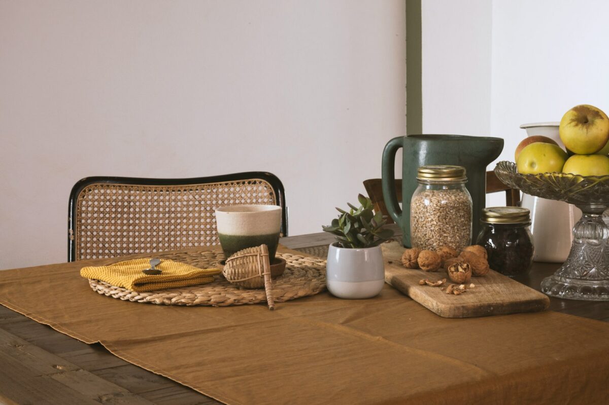 Psyllium blond : table de cuisine en bois avec une carafe d'eau pour bien s'hydrater