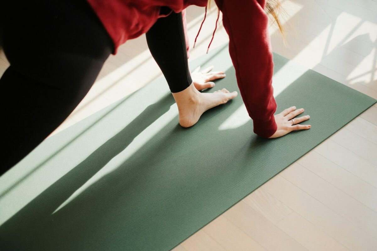 Étirement de la raideur des hanches sur un tapis de yoga