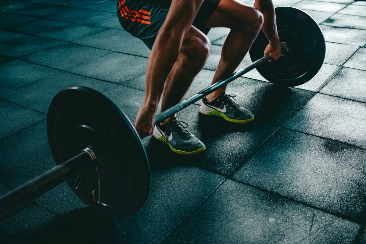 Repos entre les séries : pratiquant de musculation qui se prépare à soulever une barre