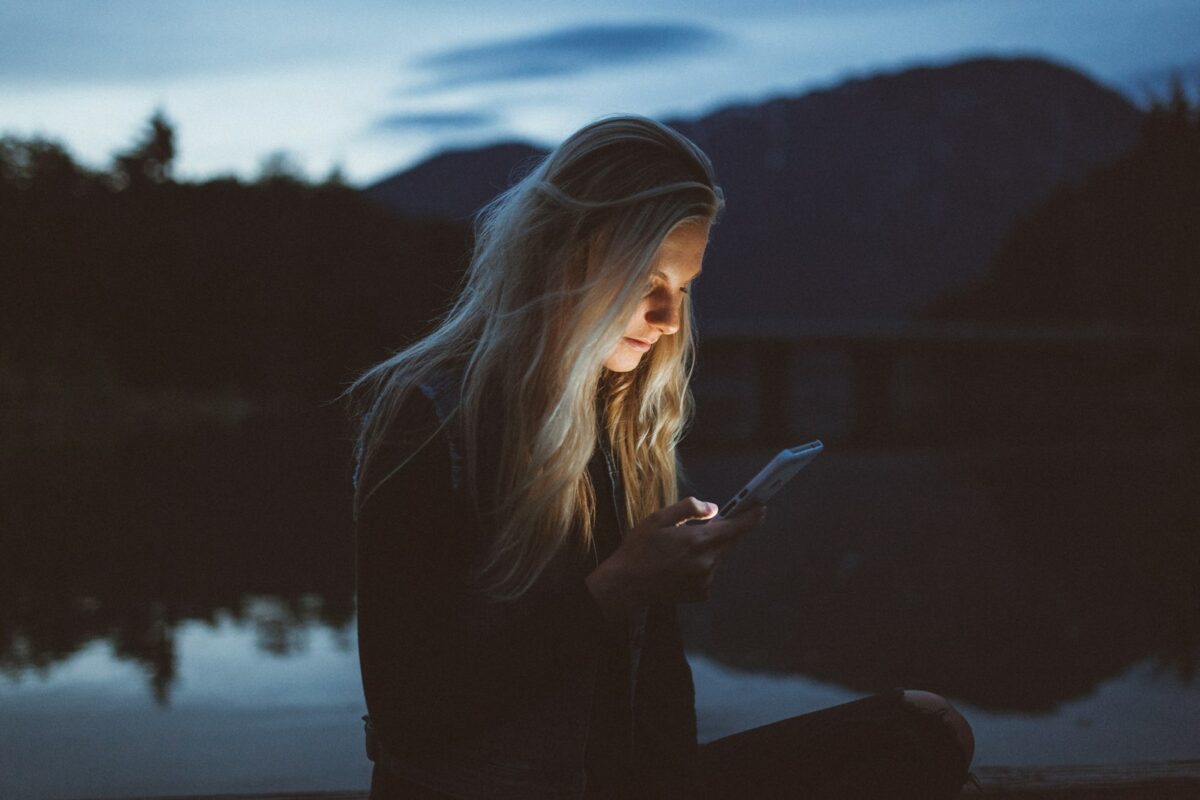 Réseaux sociaux et anxiété : personne qui consulte son smartphone le soir