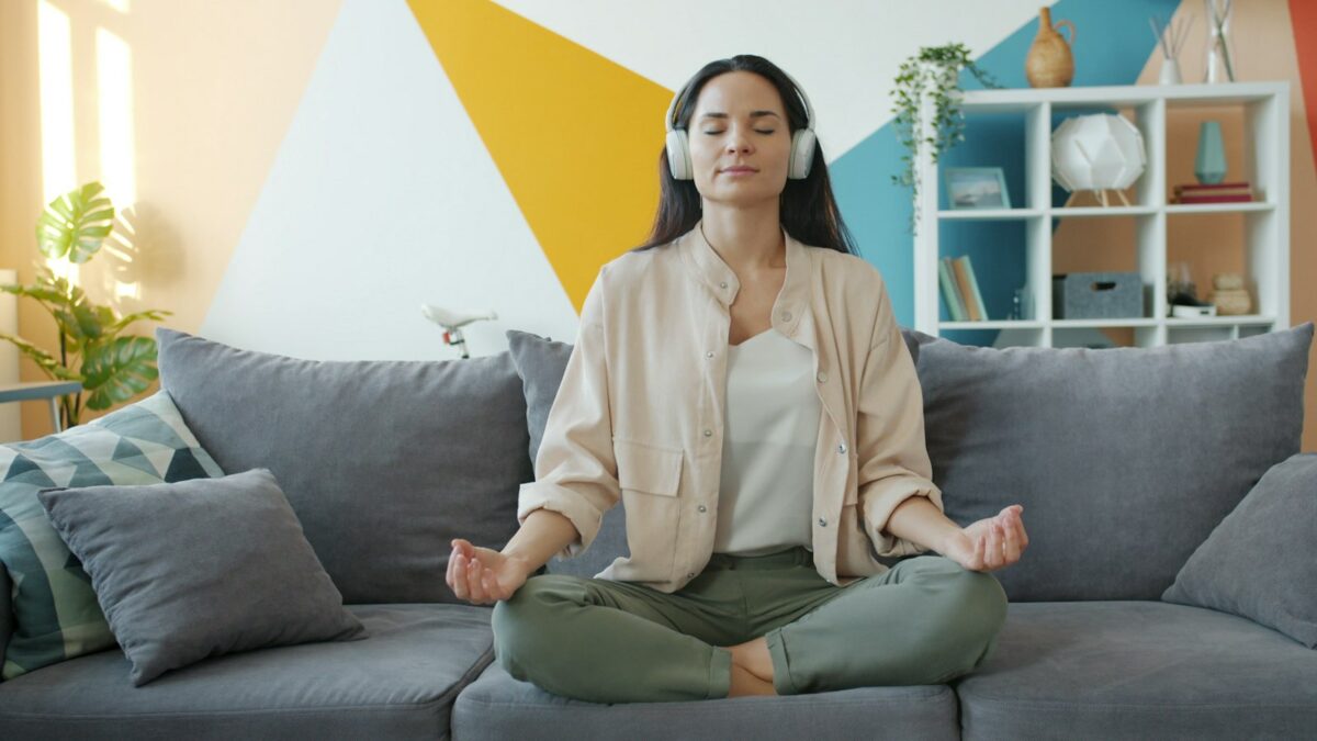 Soupir physiologique : femme détendue en position assise, pratiquant une respiration calme