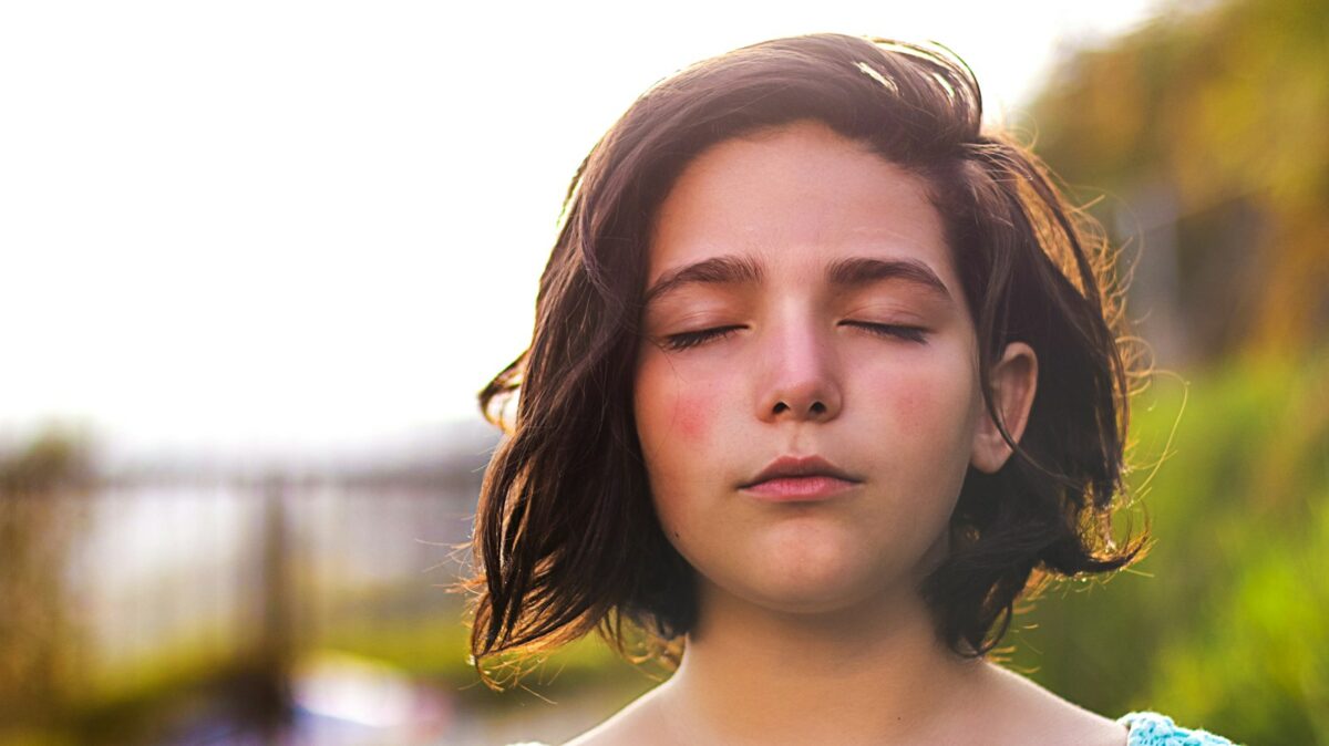 Respiration carrée : une personne respire calmement, les yeux fermés, en plein air