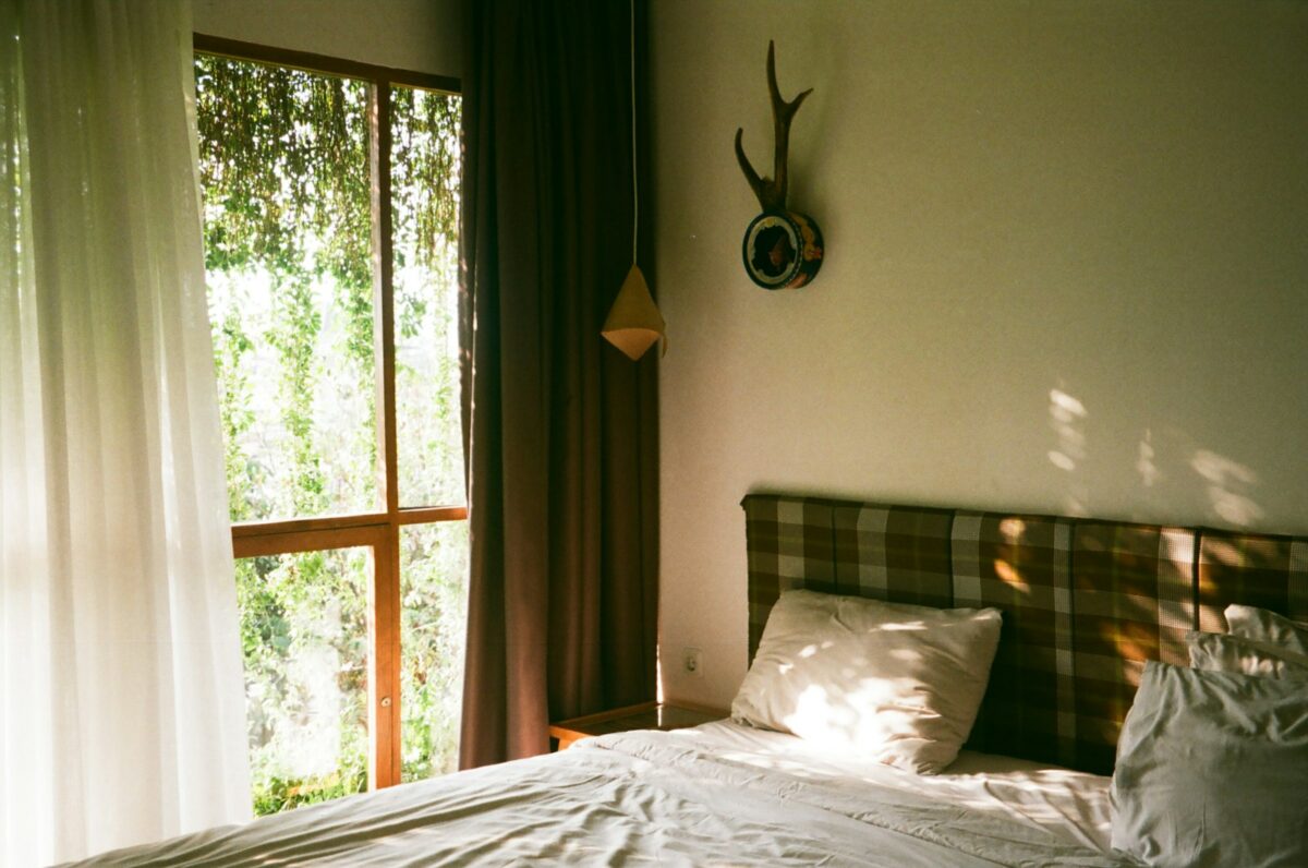 Réveil à heure fixe : une chambre baignée de lumière naturelle le matin