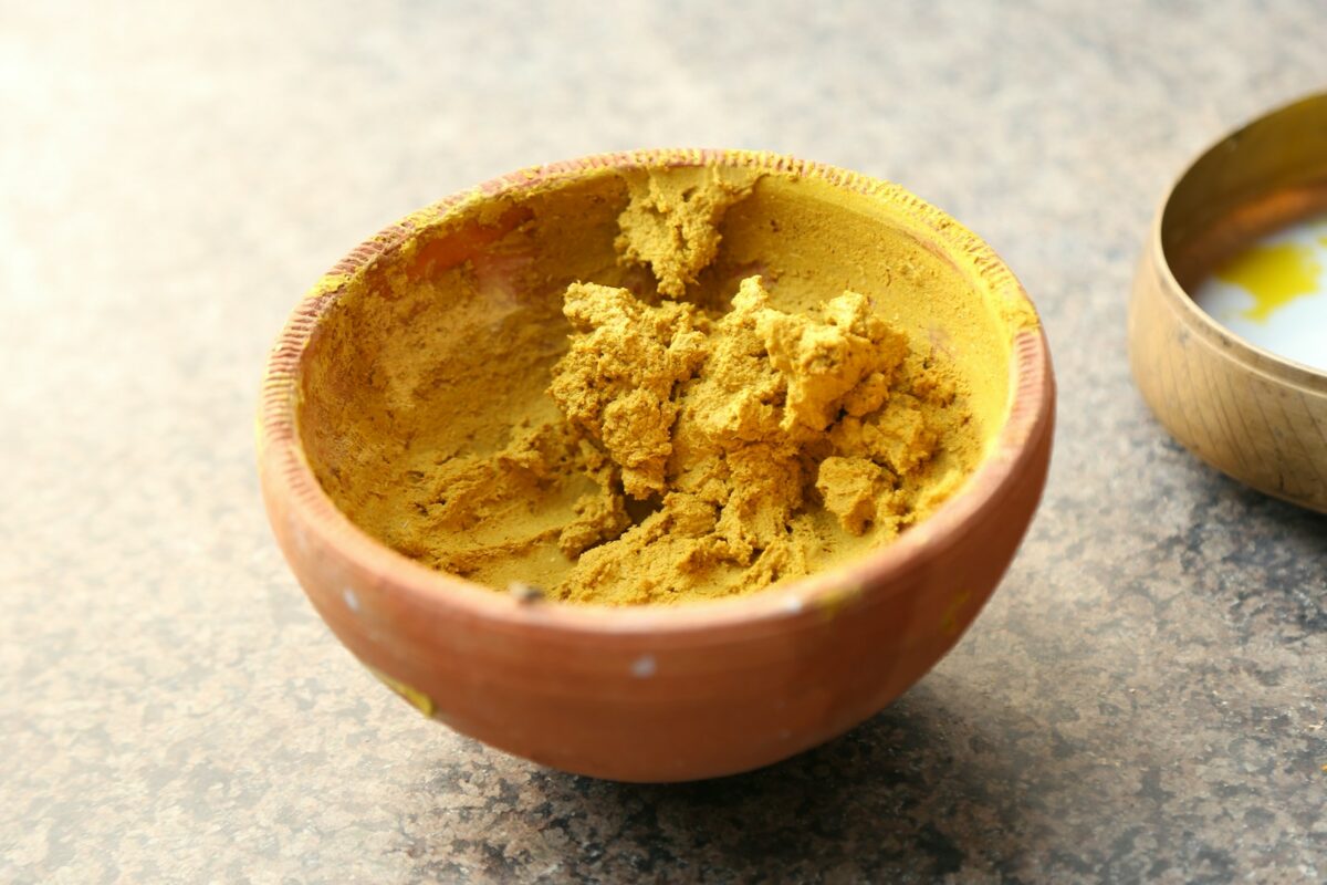 Pâte de rhassoul dans un bol en céramique pour un shampoing à l'argile