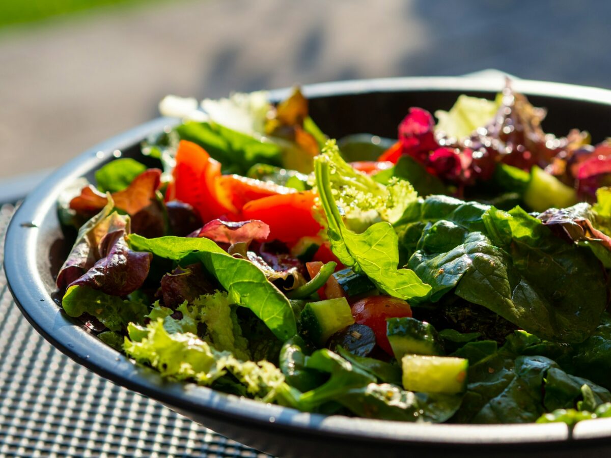 Salade sans huile : assiette de crudités à assaisonner avec un peu de matière grasse