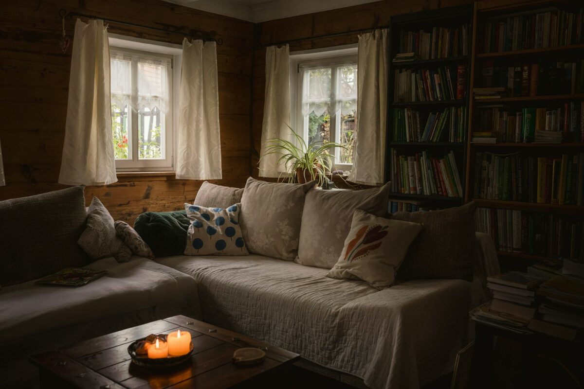 Salon chaleureux aux bougies : l’art du hygge pour un intérieur réconfortant en hiver