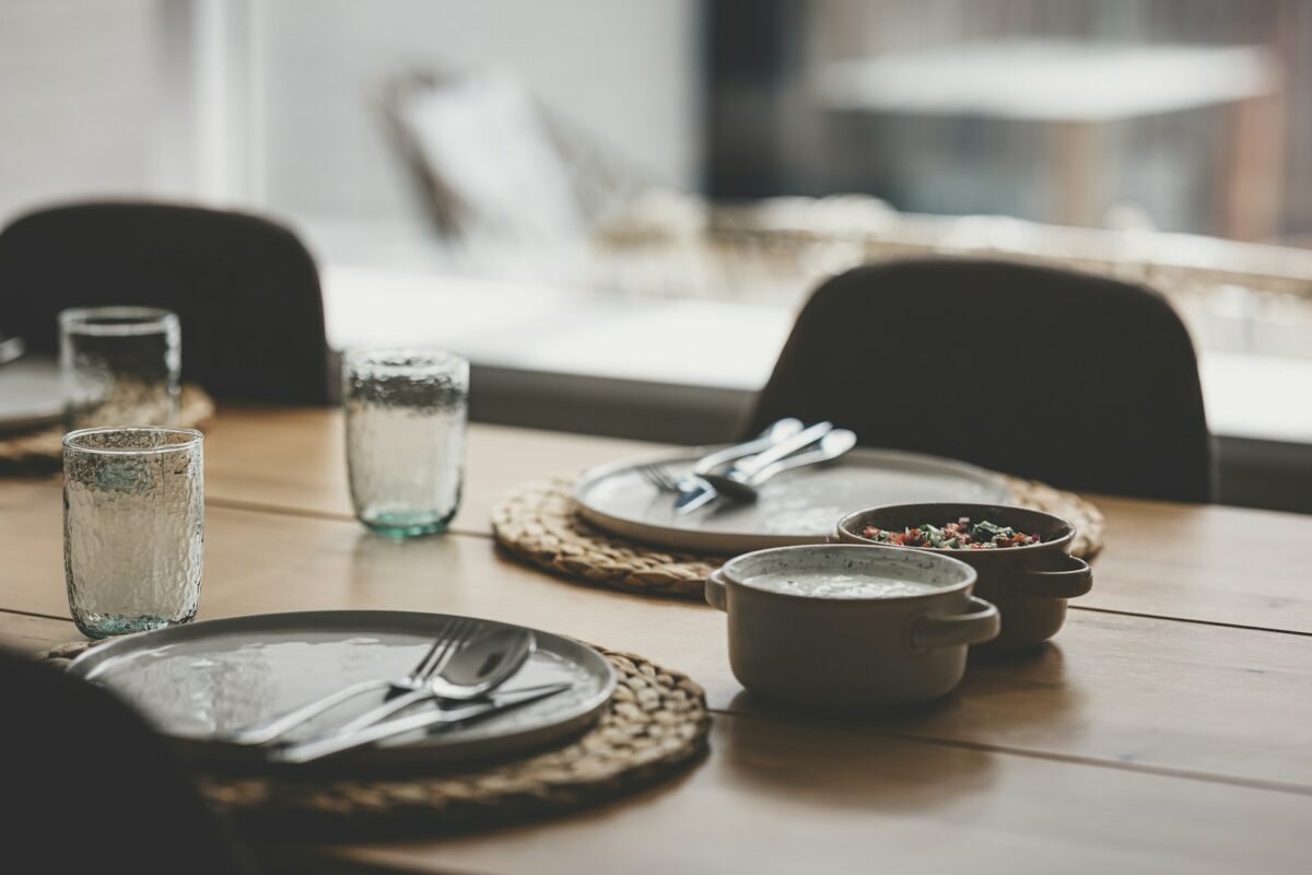 Santé des reins : une table simple avec un verre d’eau