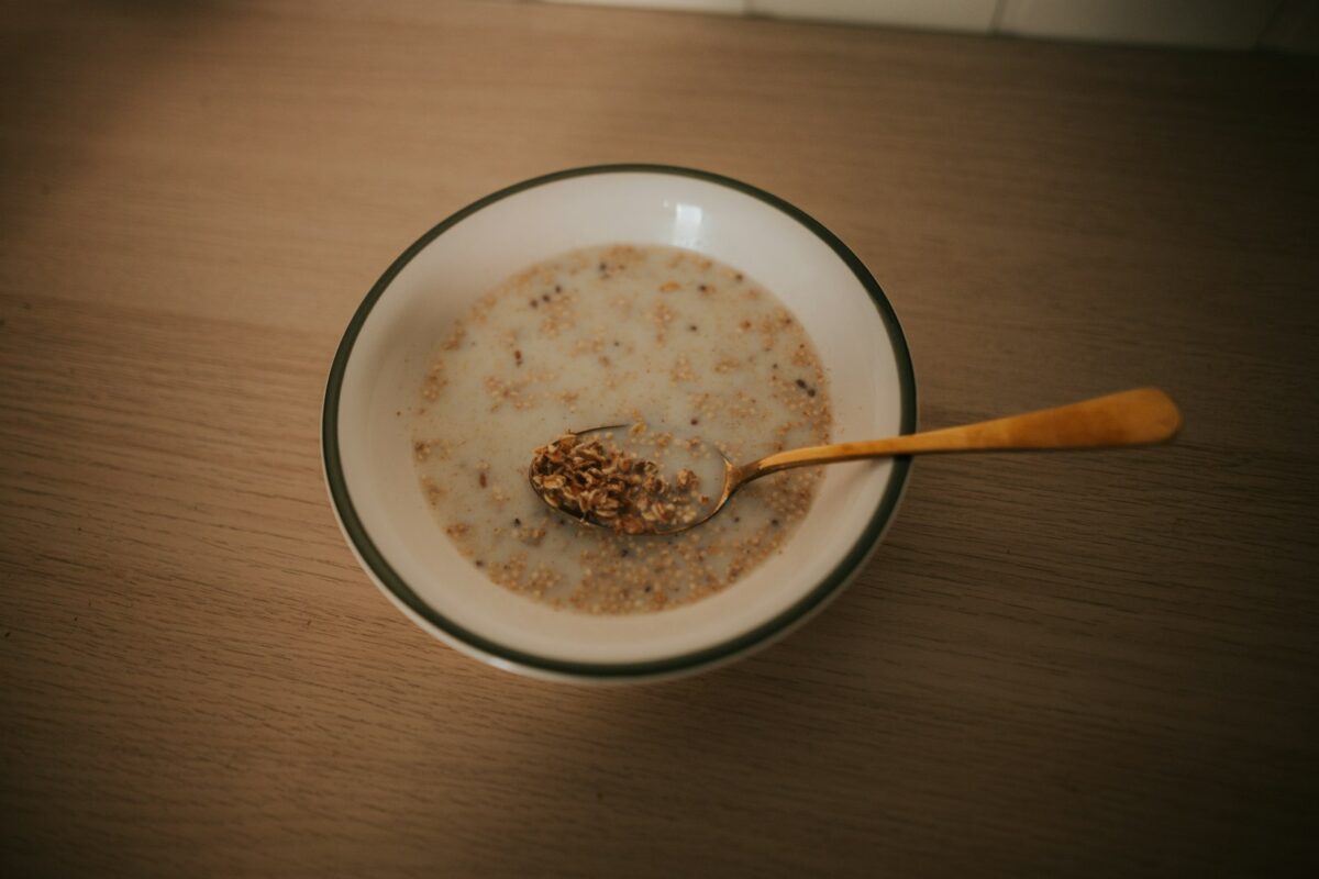 Bol de grains de sarrasin cuits, une pseudo-céréale sans gluten